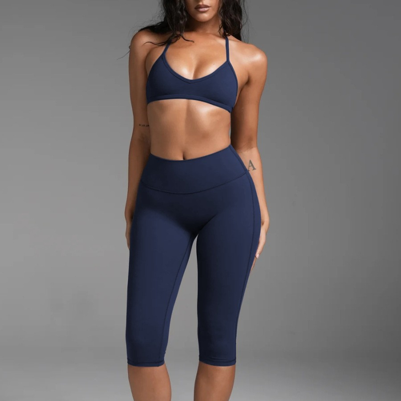 Joga set s halter vratom i sportskim grudnjakom te cropped hlače, od najlona i spandeksa, brzo se suše