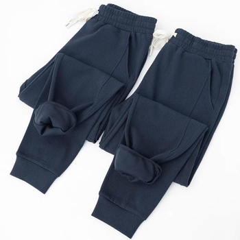 Teške jogger hlače od twill tkanine u tamnoplavojoj boji, širokog kroja, duge, s manžetom pri gležnjevima, sportsko- casual