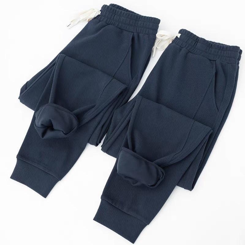 Teške jogger hlače od twill tkanine u tamnoplavojoj boji, širokog kroja, duge, s manžetom pri gležnjevima, sportsko- casual