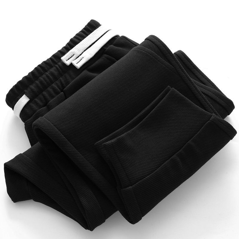 Teške jogger hlače od twill tkanine u tamnoplavojoj boji, širokog kroja, duge, s manžetom pri gležnjevima, sportsko- casual