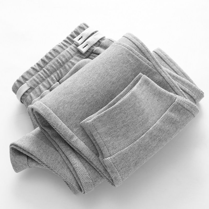Teške jogger hlače od twill tkanine u tamnoplavojoj boji, širokog kroja, duge, s manžetom pri gležnjevima, sportsko- casual
