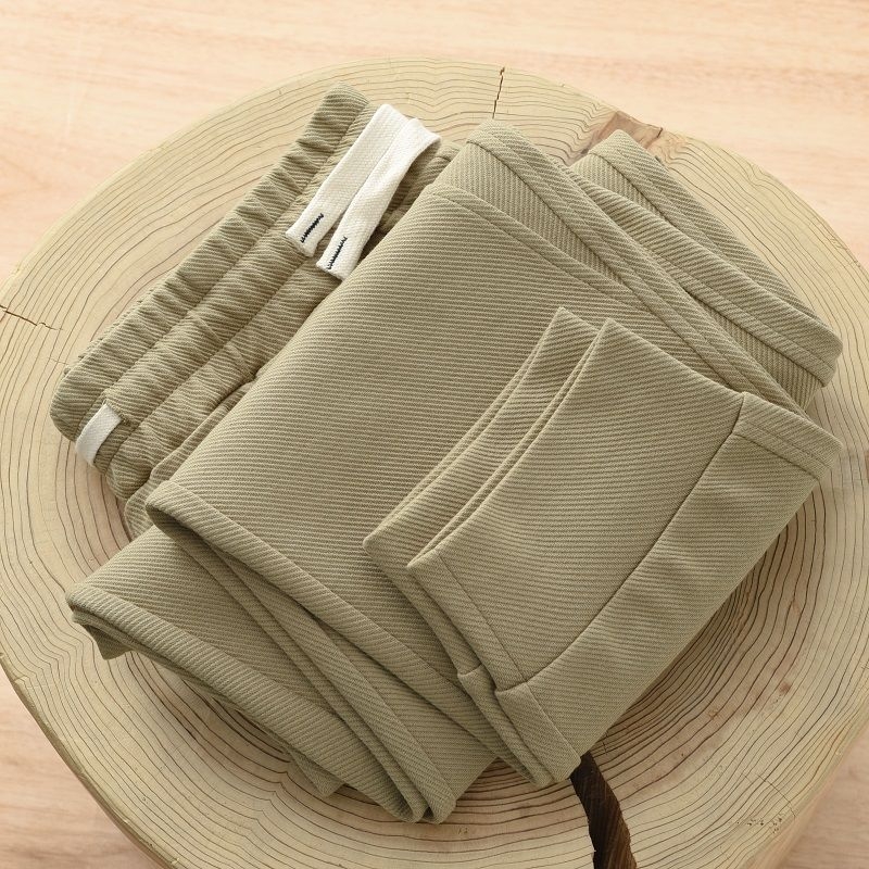 Teške jogger hlače od twill tkanine u tamnoplavojoj boji, širokog kroja, duge, s manžetom pri gležnjevima, sportsko- casual