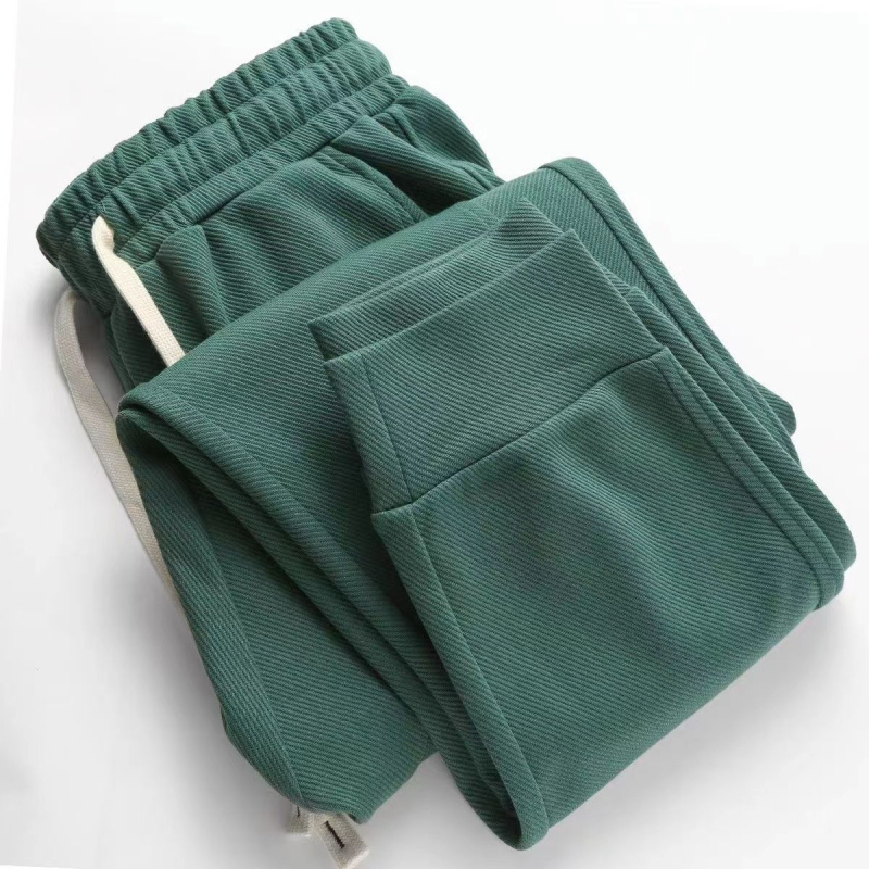 Teške jogger hlače od twill tkanine u tamnoplavojoj boji, širokog kroja, duge, s manžetom pri gležnjevima, sportsko- casual