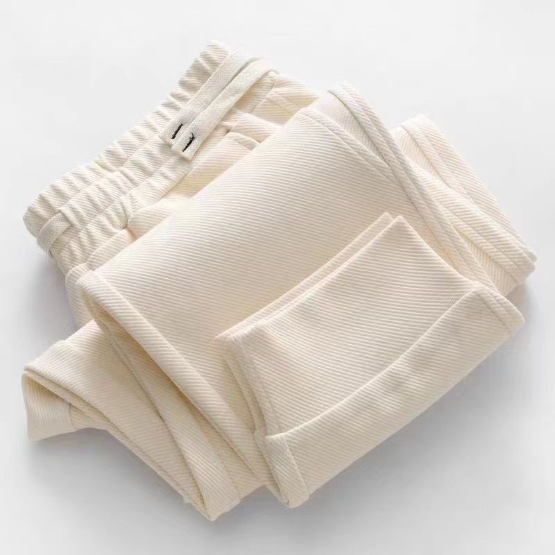 Teške jogger hlače od twill tkanine u tamnoplavojoj boji, širokog kroja, duge, s manžetom pri gležnjevima, sportsko- casual