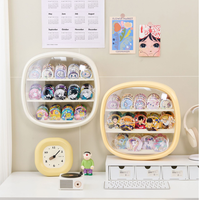 Stolna akrilna zatvorena vitrina za značke i anime kolekcije; prozirna, otporna na prašinu i vlagu; japanski stil; dimenzije 37,2×36,5×11,2 cm; 2 L