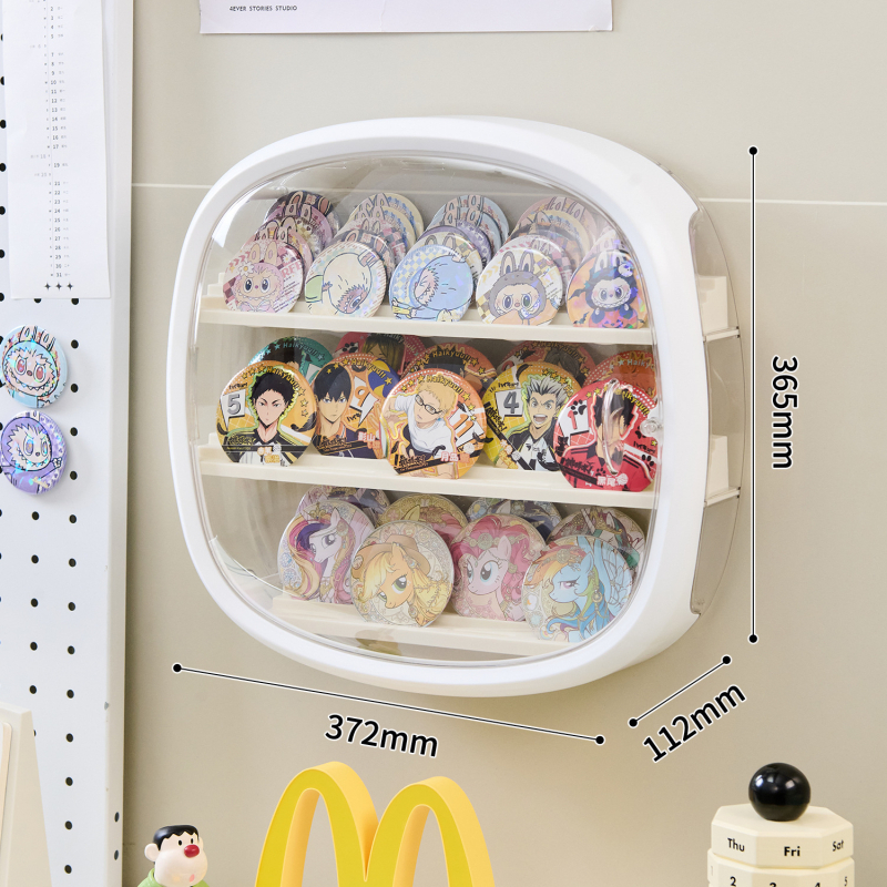 Stolna akrilna zatvorena vitrina za značke i anime kolekcije; prozirna, otporna na prašinu i vlagu; japanski stil; dimenzije 37,2×36,5×11,2 cm; 2 L