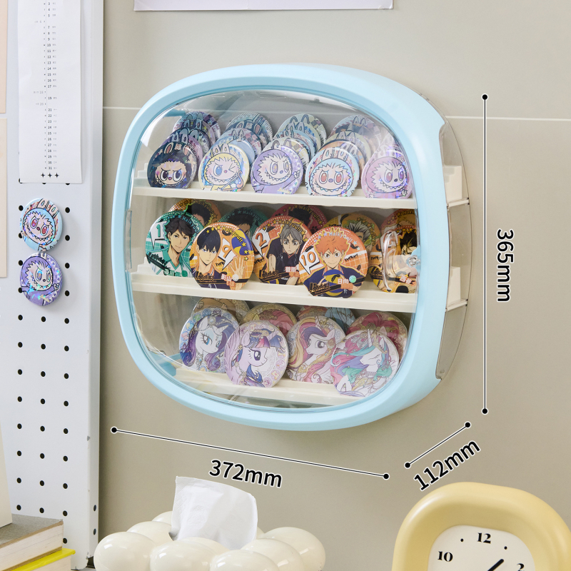 Stolna akrilna zatvorena vitrina za značke i anime kolekcije; prozirna, otporna na prašinu i vlagu; japanski stil; dimenzije 37,2×36,5×11,2 cm; 2 L