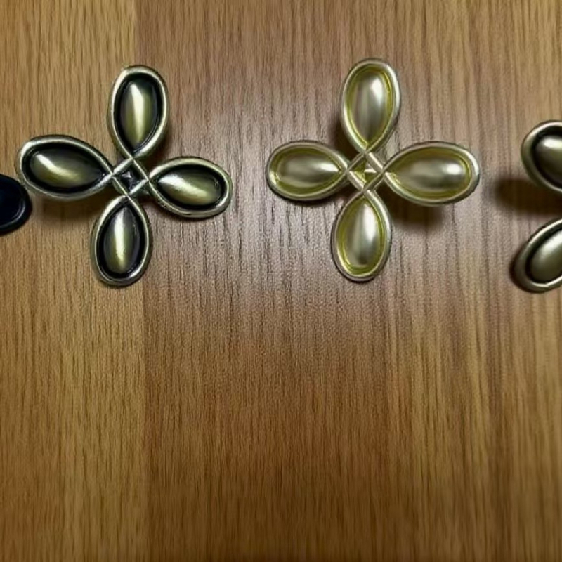 Drška za ormar/šufr u franucuskom stilu lagani luksuz, motiv četverolistne deteline, završetak krom/srebro ili zlato, montaža jednim otvorom