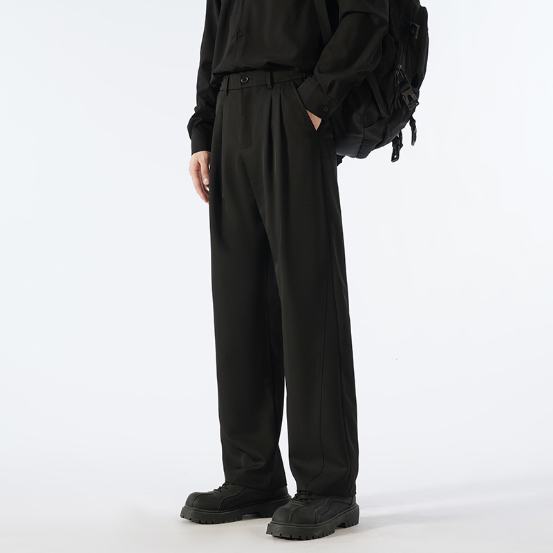 Ανδρικά παντελόνια σε χαλαρή εφαρμογή, σε στυλ κουστουμιού, φθινοπωρινά–χειμωνιάτικα, καφέ, υψηλής ποιότητας, χωρίς τσαλάκωμα, ίσια γραμμή