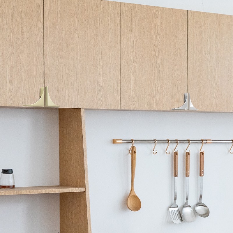 Par ručki od cinkove legure za garderobe i ormariće, modernog minimalističkog dizajna
