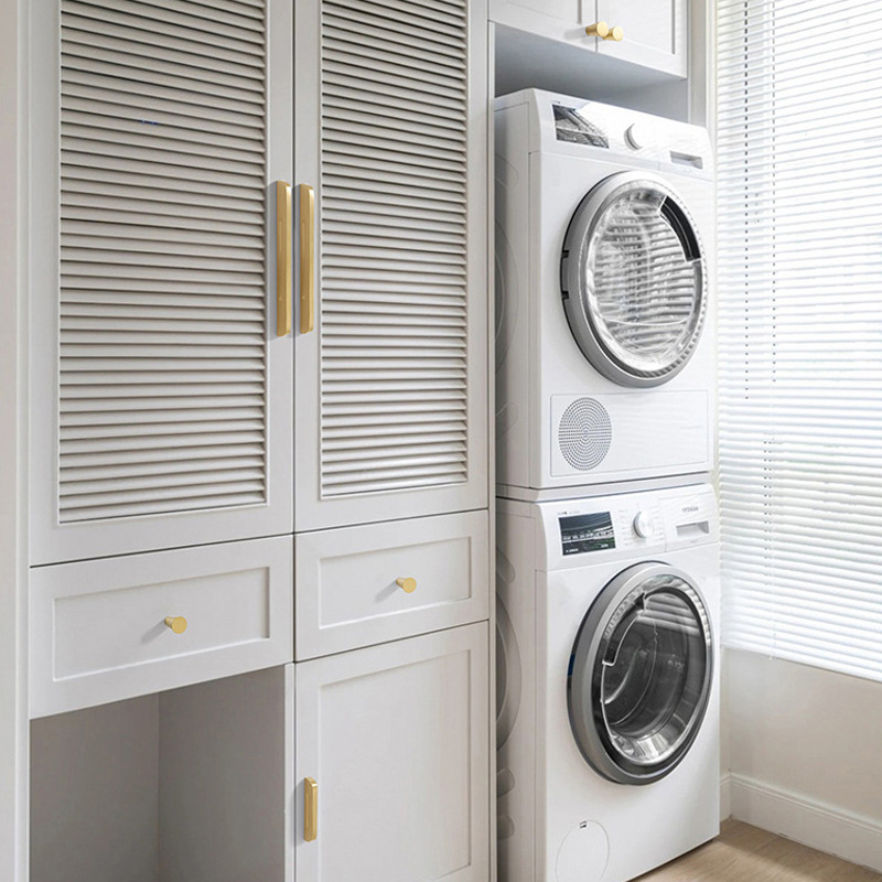 Ručke od mesinga za vrata ormara i ladice – moderan minimalistički skandinavski stil