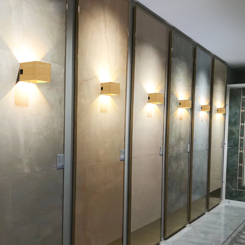 Zidna lampa s magnetskim držačem i senzorom za punjenje, bez bušenja i bez kablova, pogodna za hotelske sobe i spavaće sobe