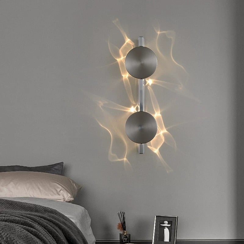 Punjavajuća talijanska minimalistička dizajnerska stenska lampa s učinkom svjetla i sjene, pogodna za dnevni boravak ili spavaću sobu.