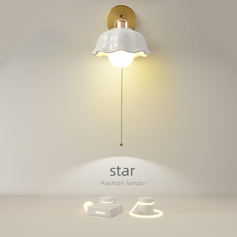 Zidna lampa u skandinavskom stilu s toplom kremasto nijansom, minimalistički modern dizajn za spavaću sobu, s vučnim prekidačem za rasvjetu na stepenicama
