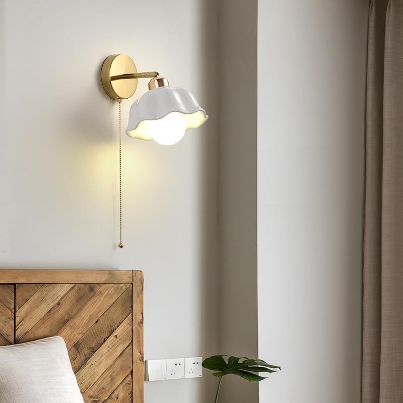 Zidna lampa u skandinavskom stilu s toplom kremasto nijansom, minimalistički modern dizajn za spavaću sobu, s vučnim prekidačem za rasvjetu na stepenicama