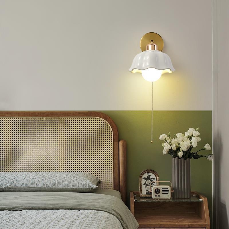 Zidna lampa u skandinavskom stilu s toplom kremasto nijansom, minimalistički modern dizajn za spavaću sobu, s vučnim prekidačem za rasvjetu na stepenicama