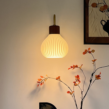 Stona lampa za noćni stol u orah boji s kremasto francuskom nijansom, retro stil LED