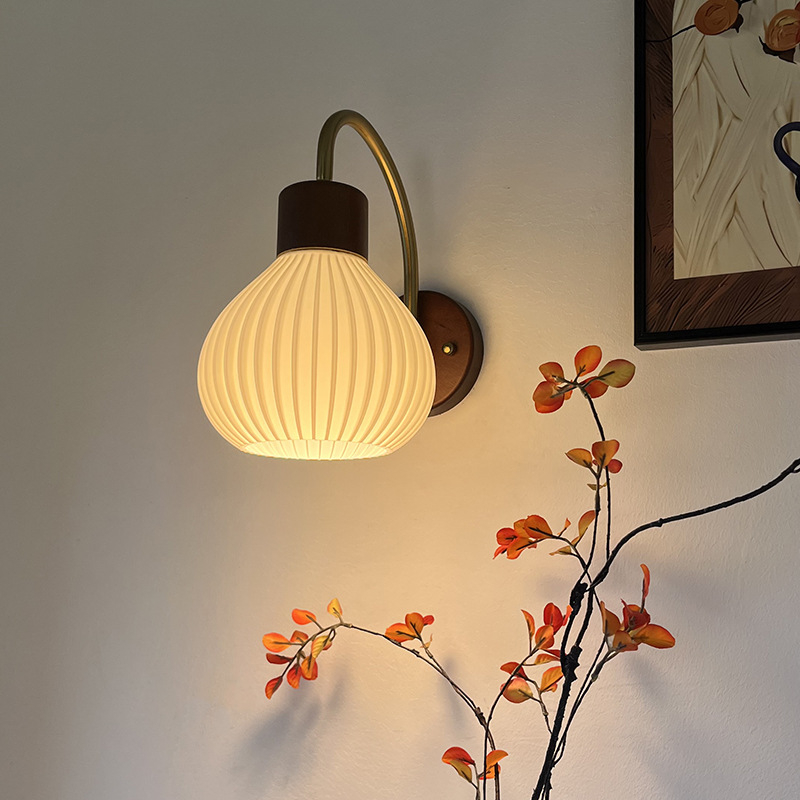 Stona lampa za noćni stol u orah boji s kremasto francuskom nijansom, retro stil LED