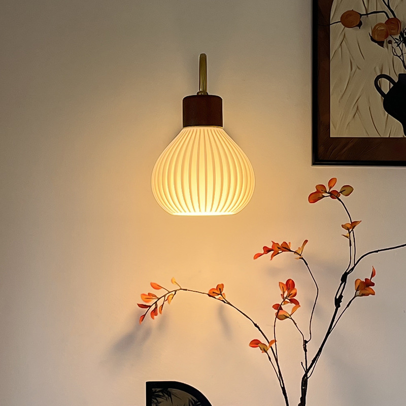 Stona lampa za noćni stol u orah boji s kremasto francuskom nijansom, retro stil LED