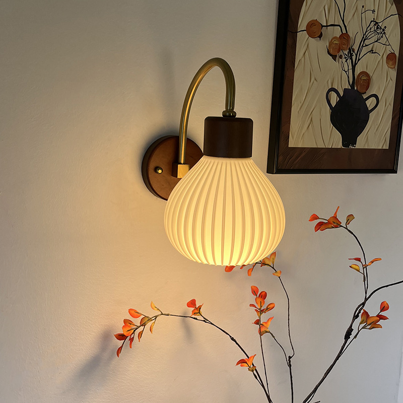 Stona lampa za noćni stol u orah boji s kremasto francuskom nijansom, retro stil LED