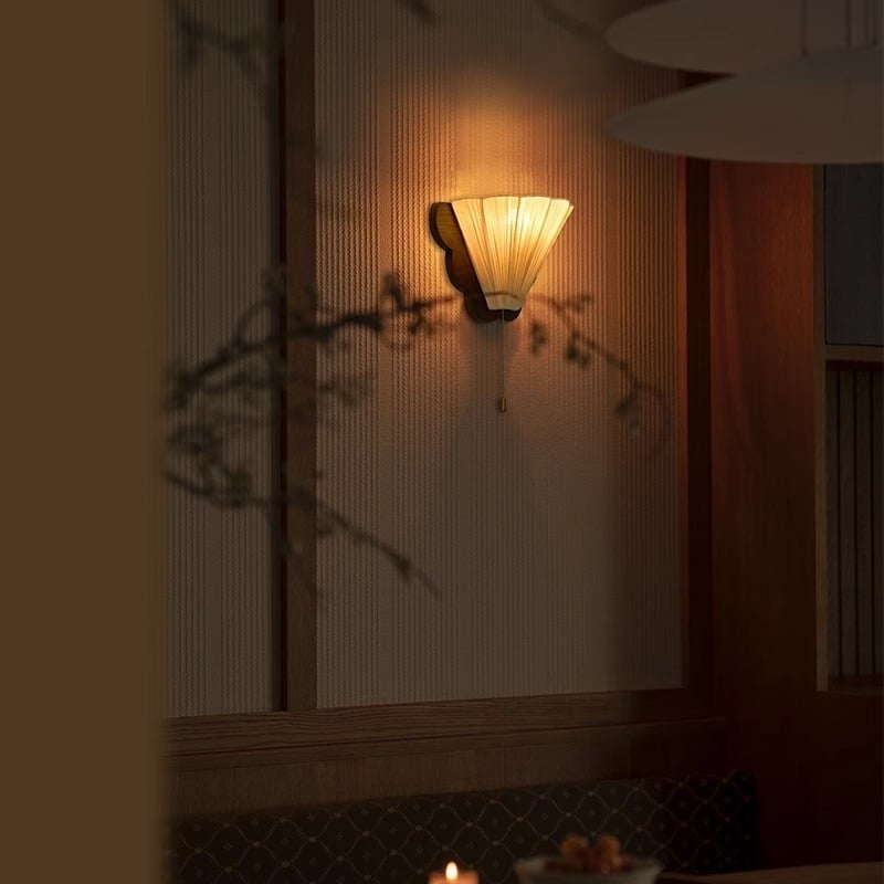 Francuski štil zidna lampa s tkaninskim abažurom i drvenim tijelom, pogodna za spavaću sobu, uz krevet, ulaz, hodnik, stubište, kauč i dnevni boravak — leptir dizajn, potpuno spektrum svjetla