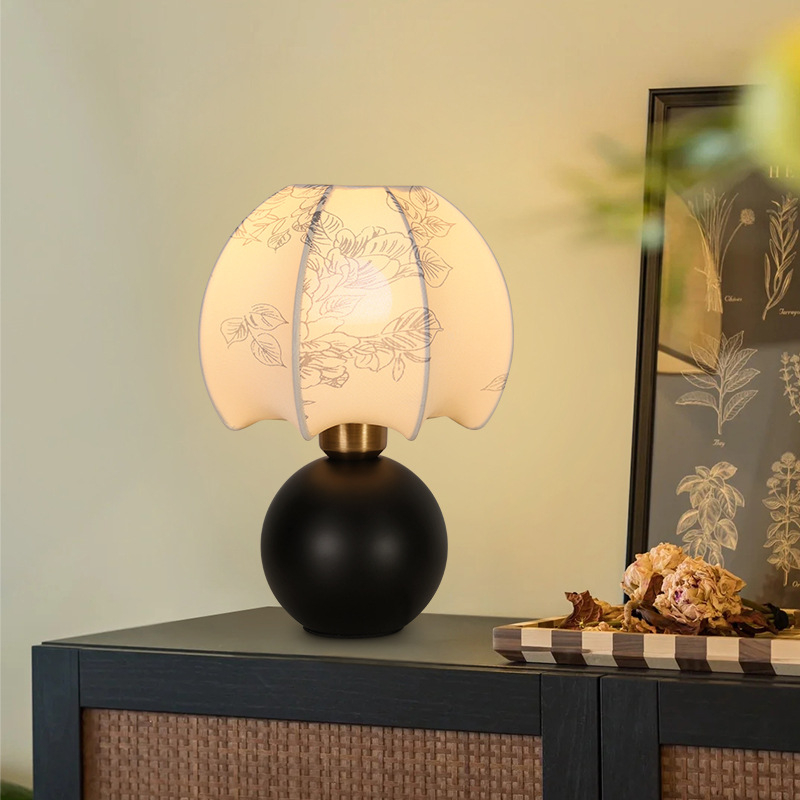 Masivna drvena stolna lampa u francuskom antičkom stilu s ambijentalnim osvjetljenjem, pogodna kao noćna ili retro zidna rasvjeta za dnevni boravak