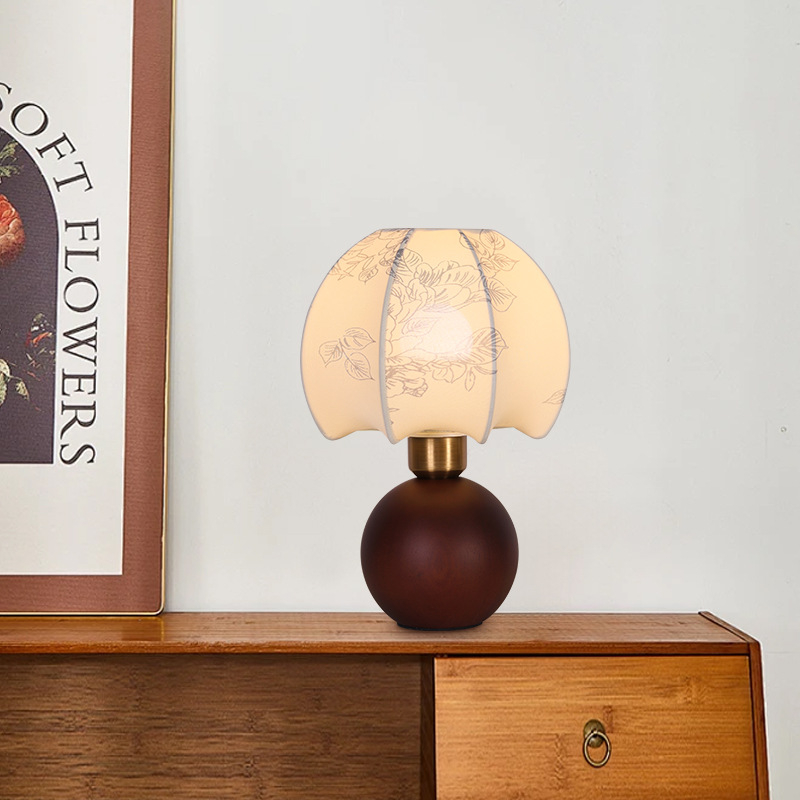 Masivna drvena stolna lampa u francuskom antičkom stilu s ambijentalnim osvjetljenjem, pogodna kao noćna ili retro zidna rasvjeta za dnevni boravak