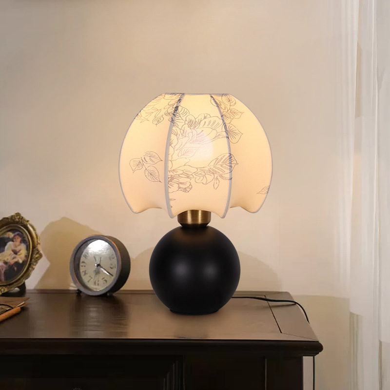 Masivna drvena stolna lampa u francuskom antičkom stilu s ambijentalnim osvjetljenjem, pogodna kao noćna ili retro zidna rasvjeta za dnevni boravak