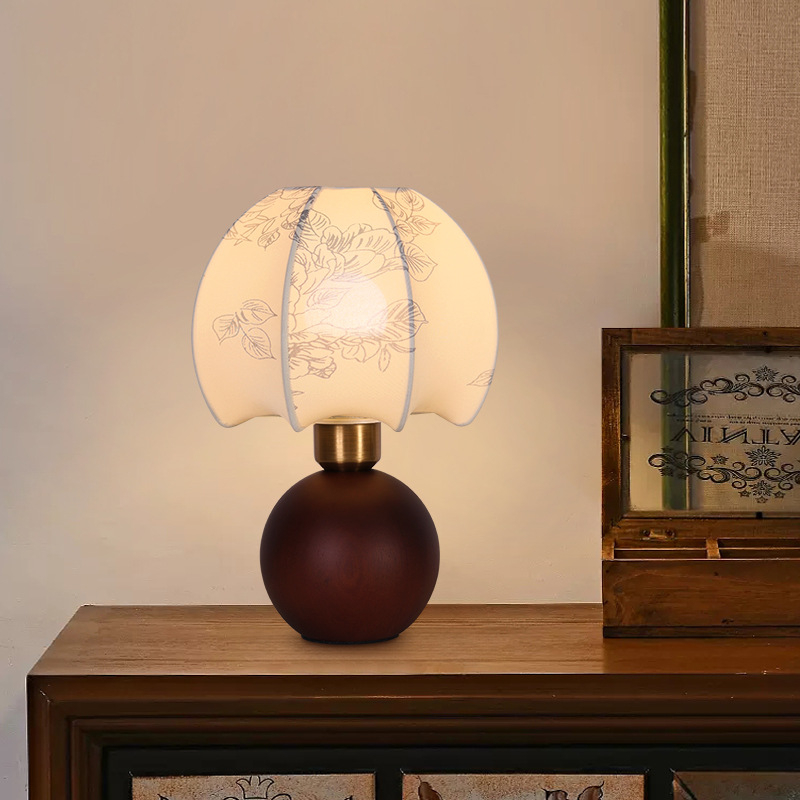Masivna drvena stolna lampa u francuskom antičkom stilu s ambijentalnim osvjetljenjem, pogodna kao noćna ili retro zidna rasvjeta za dnevni boravak