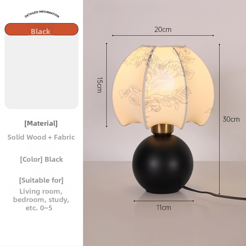 Masivna drvena stolna lampa u francuskom antičkom stilu s ambijentalnim osvjetljenjem, pogodna kao noćna ili retro zidna rasvjeta za dnevni boravak