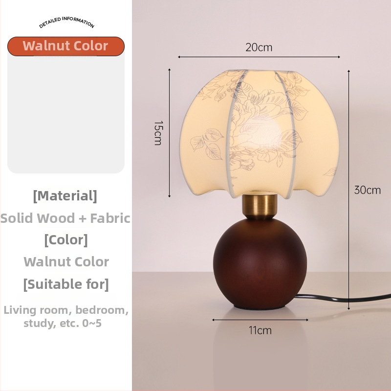 Masivna drvena stolna lampa u francuskom antičkom stilu s ambijentalnim osvjetljenjem, pogodna kao noćna ili retro zidna rasvjeta za dnevni boravak