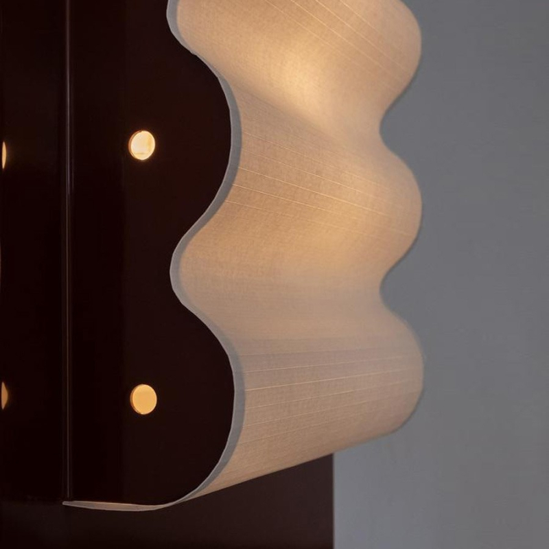 Stenska lampa s valovitim okvirom u minimalističkom stilu sredine stoljeća, pogodna za hotelske sobe, restorane i hodnike