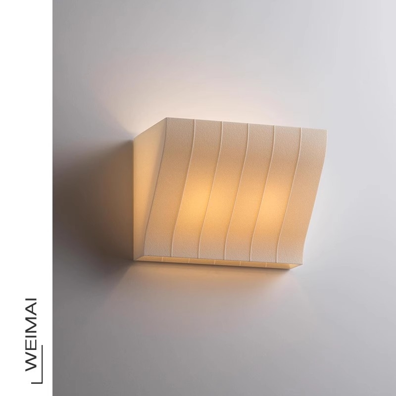 Lampa za zid u stilu Wabi-Sabi s platnenim abažurom i željeznim tijelom