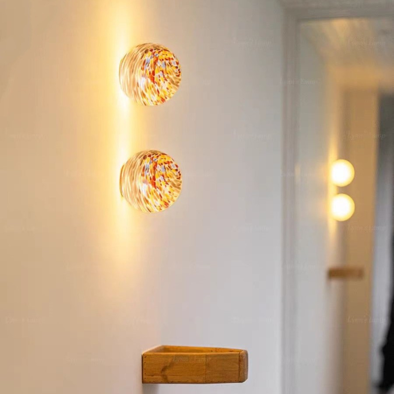 Zidna lampa Bauhaus stila s okruglim vitražnim mjesecom, pogodna za hodnik, predsoblje i spavaću sobu.