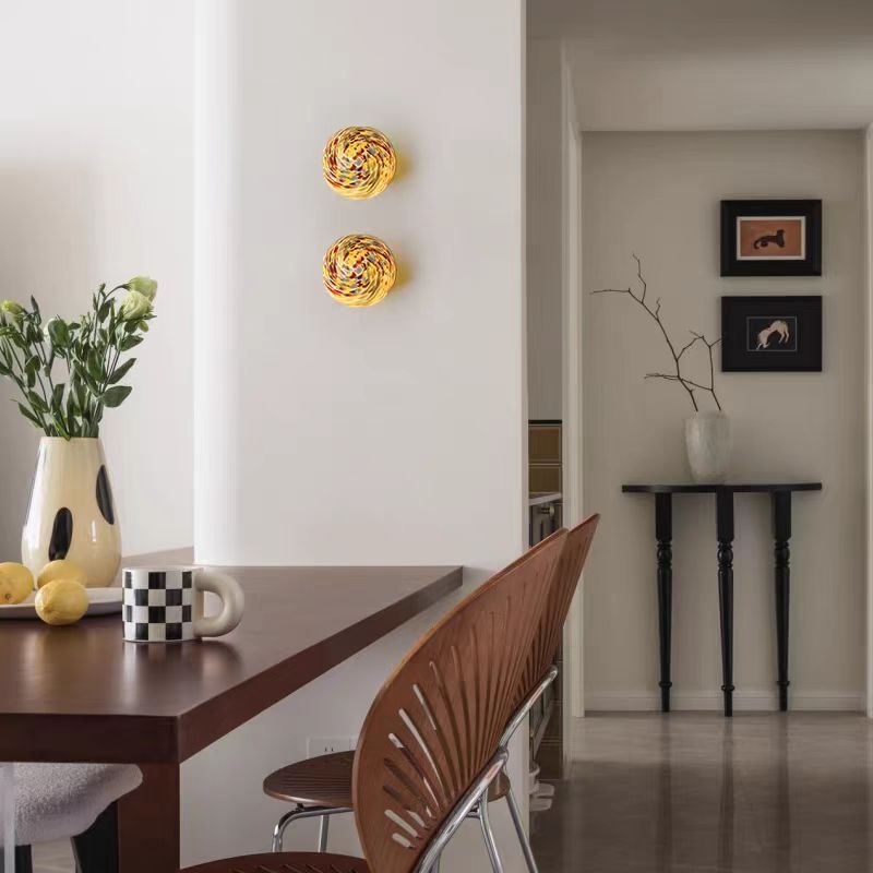 Zidna lampa Bauhaus stila s okruglim vitražnim mjesecom, pogodna za hodnik, predsoblje i spavaću sobu.