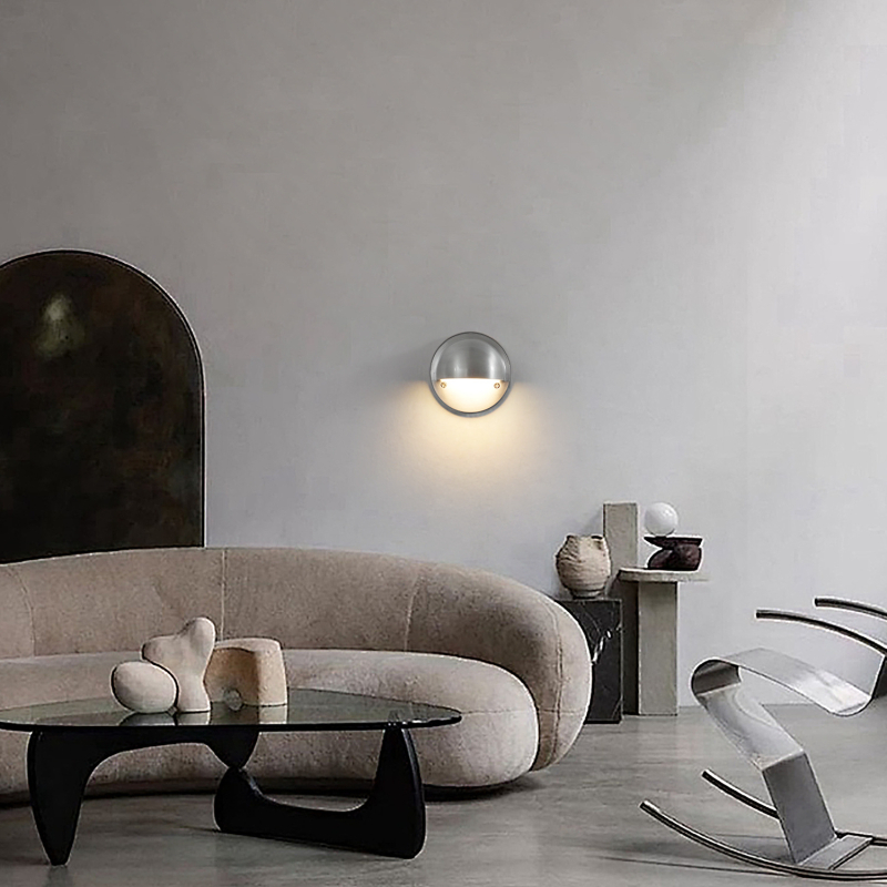 Aluminijska zidna svjetiljka s staklenim sjenilom – retro Bauhaus stil za spavaću sobu, dnevni boravak i hodnik