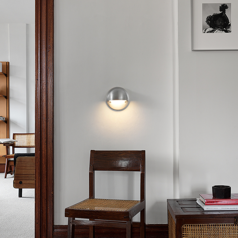 Aluminijska zidna svjetiljka s staklenim sjenilom – retro Bauhaus stil za spavaću sobu, dnevni boravak i hodnik