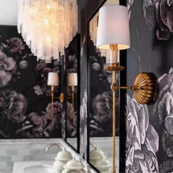 Zidna lampa u američkom vintage stilu s platnenim abažurom, istrošeni minimalisticki dizajn, za pozadinu stubišta i hotelski interijer