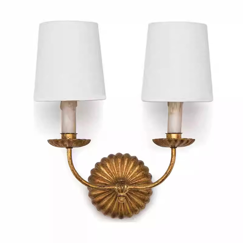 Zidna lampa u američkom vintage stilu s platnenim abažurom, istrošeni minimalisticki dizajn, za pozadinu stubišta i hotelski interijer
