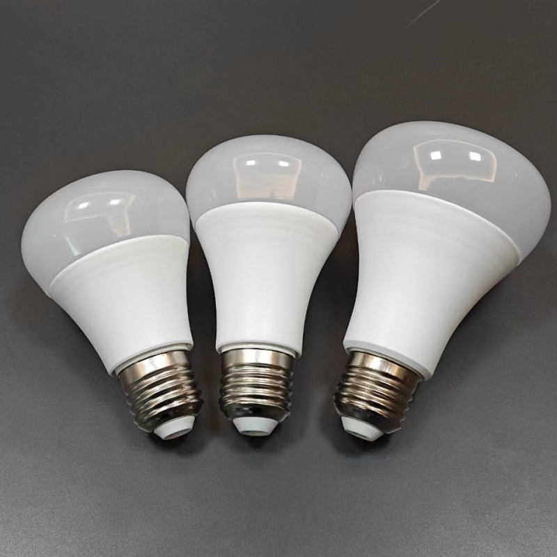 LED abažur s difuzorom mjehurićem, mliječnobijela, PC/akril, ravna glava, dimenzije 65/75 mm (R65/R75)