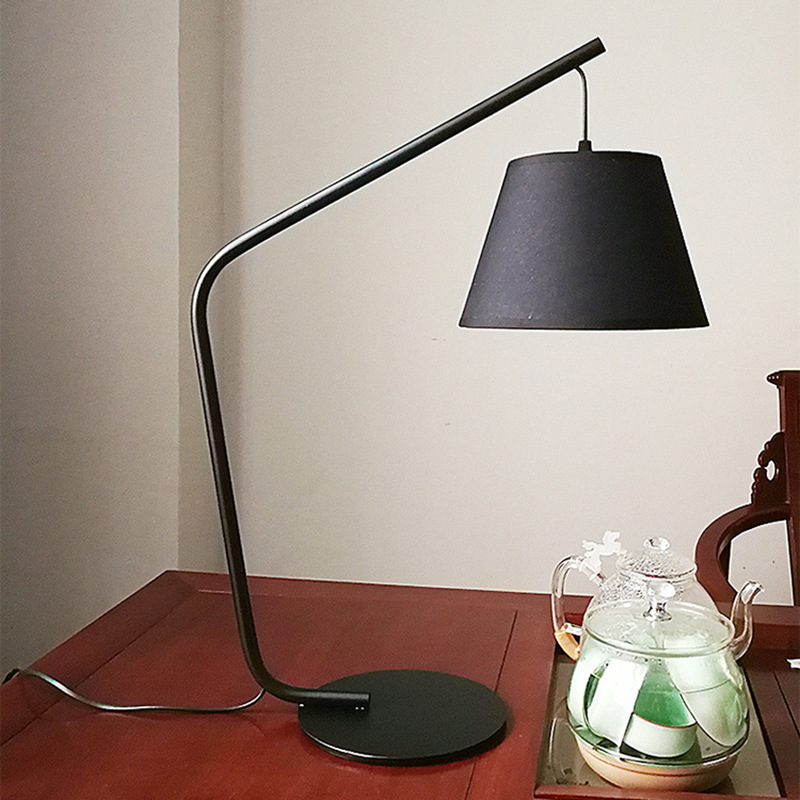 Nordijski postmoderni podna svjetiljka s kovnim tijelom i platnenim sjenilom, LED, 220V, visina 182 cm, za dnevni boravak