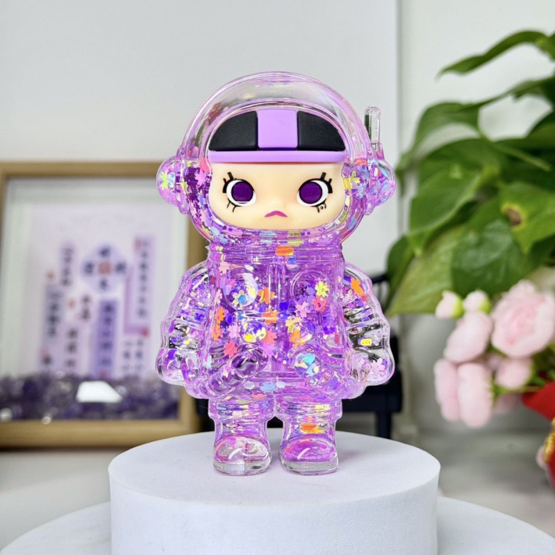 Figura astronauta s tekućim pijeskom, blistav dizajn