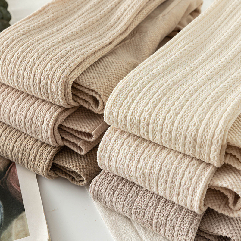 Bijele pamučne pletene legginse s flis podstavom i twist uzorkom, za žene – jesen-zima.