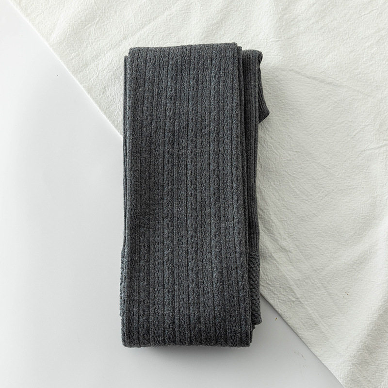 Bijele pamučne pletene legginse s flis podstavom i twist uzorkom, za žene – jesen-zima.