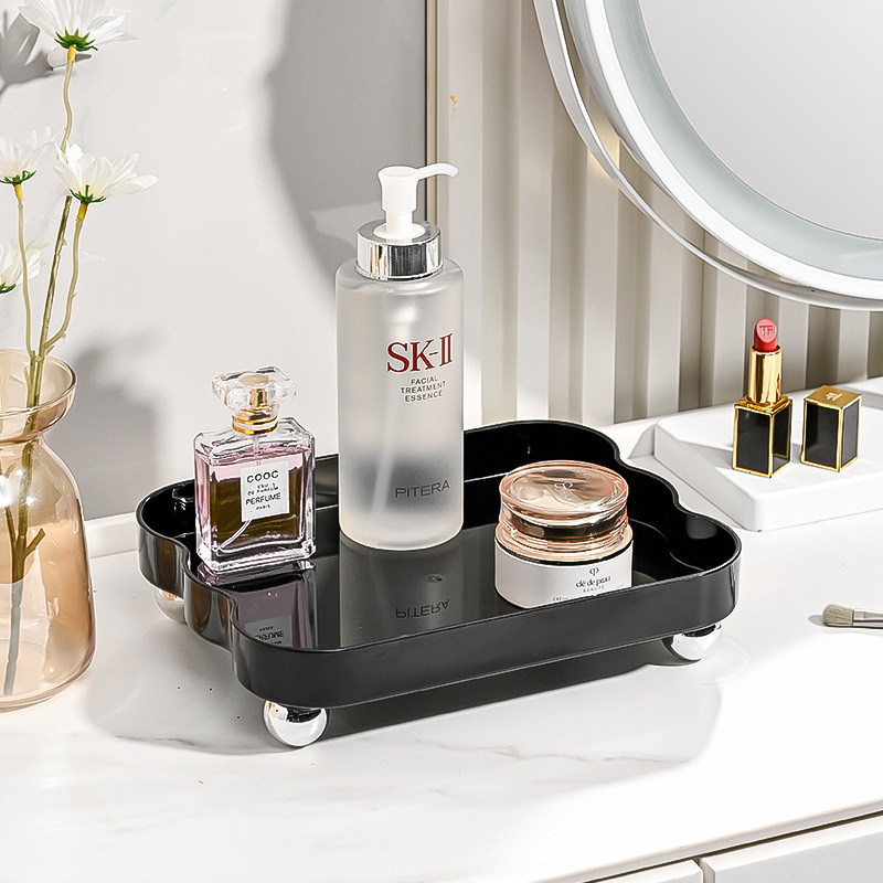Stolni organizator kozmetike s višestrukim pretincima za njegu kože, makeup četkice i parfem