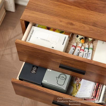 Nočný stolík z masívneho dreva s úložným priestorom, škandinávsky štýl pre malé spálne