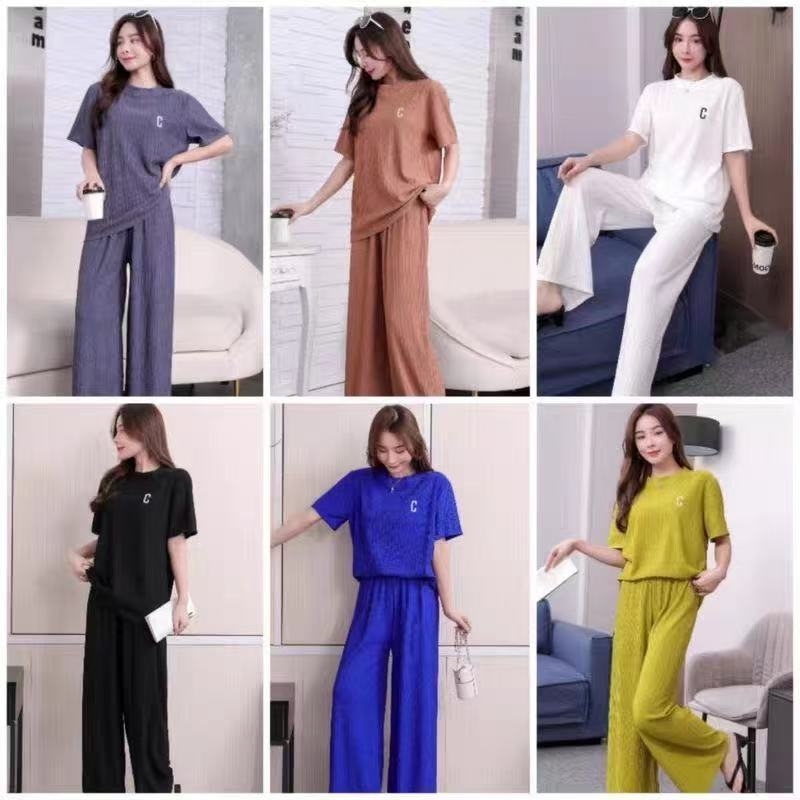Ženski casual set: top s okruglim izrezom i kratkim rukavima s izšivenim slovom C te široke hlače od poliestera.