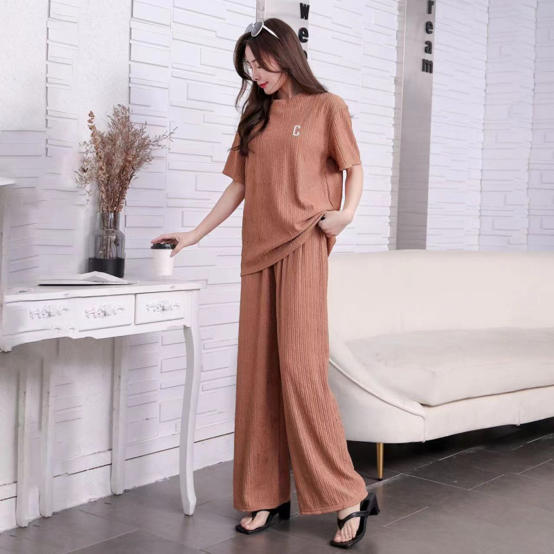 Ženski casual set: top s okruglim izrezom i kratkim rukavima s izšivenim slovom C te široke hlače od poliestera.