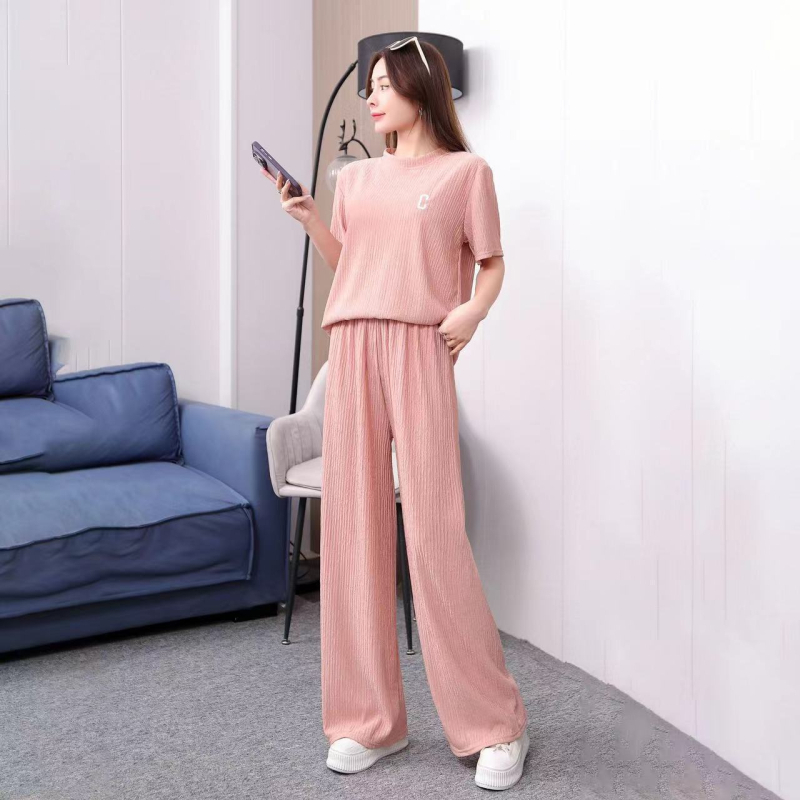 Ženski casual set: top s okruglim izrezom i kratkim rukavima s izšivenim slovom C te široke hlače od poliestera.