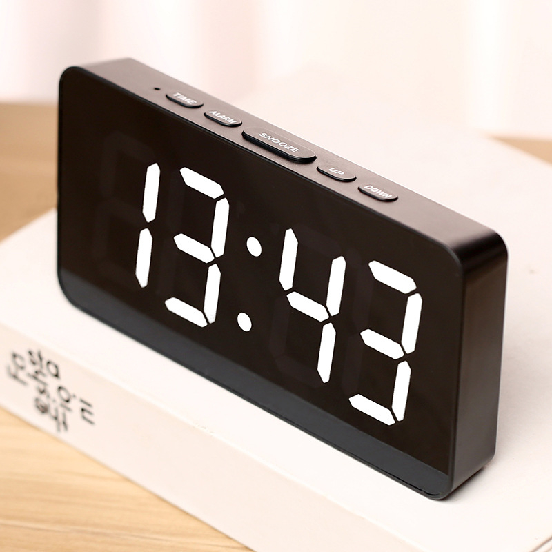 LED digitalni sat s ogledalom, RGB pozadinsko osvjetljenje, 24-satni prikaz, alarm, kalendar, svjetsko vrijeme, termometar, noćno svjetlo, plastično kućište